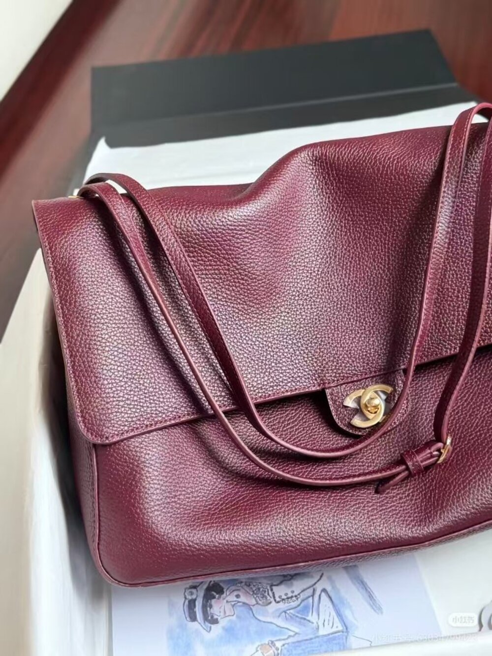 Classic CHANEL Bags: A Stylish and Versatile Choice for Elegance - Picture 5 of 6